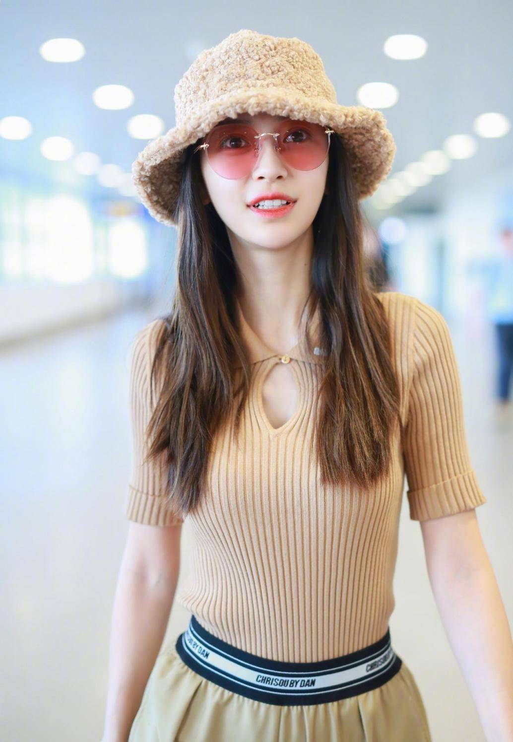 杨颖挺会搭配的,一身"海军装"配报童帽,在黄晓明身边真小女人_帽子