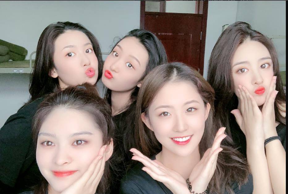 北电2019级新生合影,个个都是网红,网友们都分不清了_演技_表演_女生
