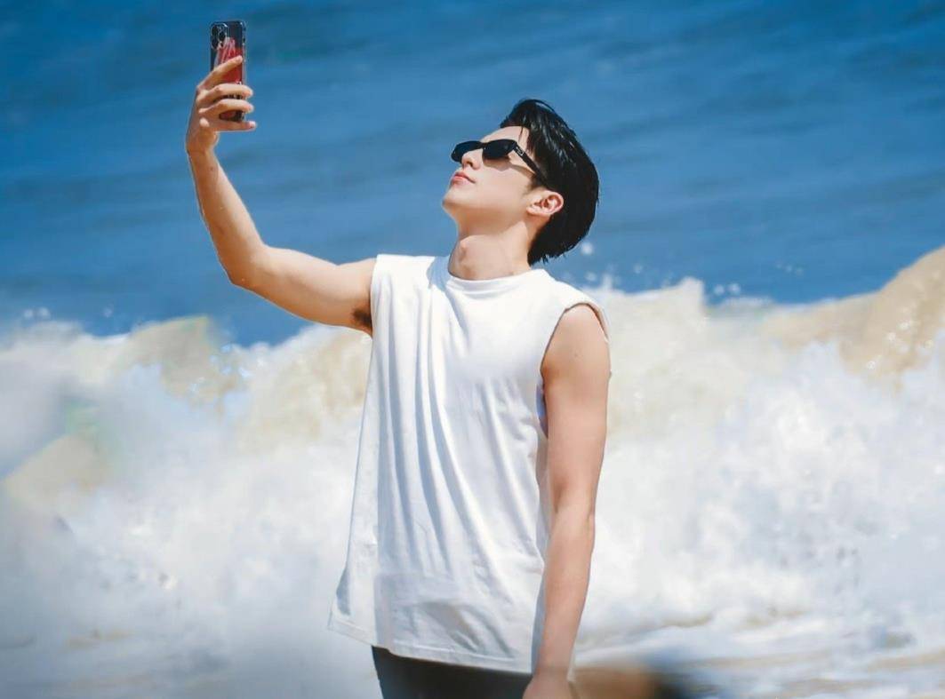 王鹤棣赵露思三亚同框,各位看河堤手臂肌肉,两位状态调整得真好_网友