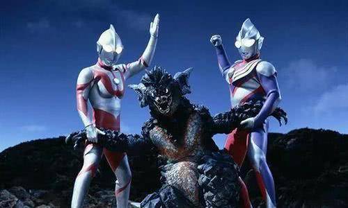 在迪迦第49集中,大古穿越到还没拍摄奥特曼的1965年,宇宙魔人查理迦从