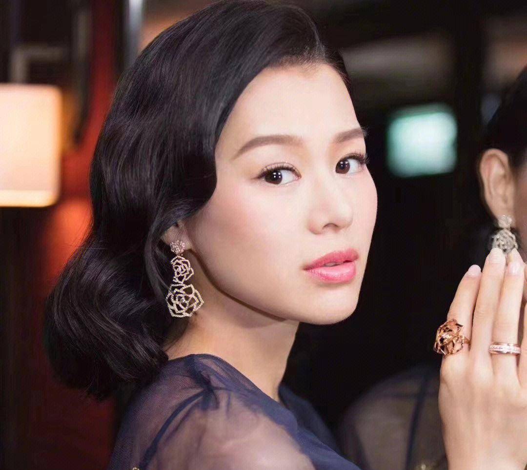 廖碧儿,tvb最美花旦,五官精致立体,任谁看都是入娱乐圈的料子_胡杏儿