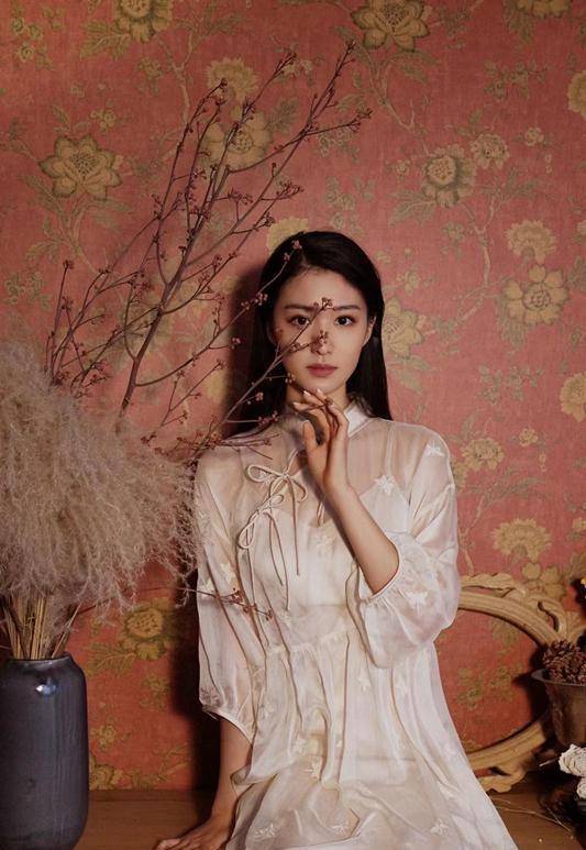 王楚然私服俏皮又可爱,是马思纯的神仙"表妹",温婉动人有气质