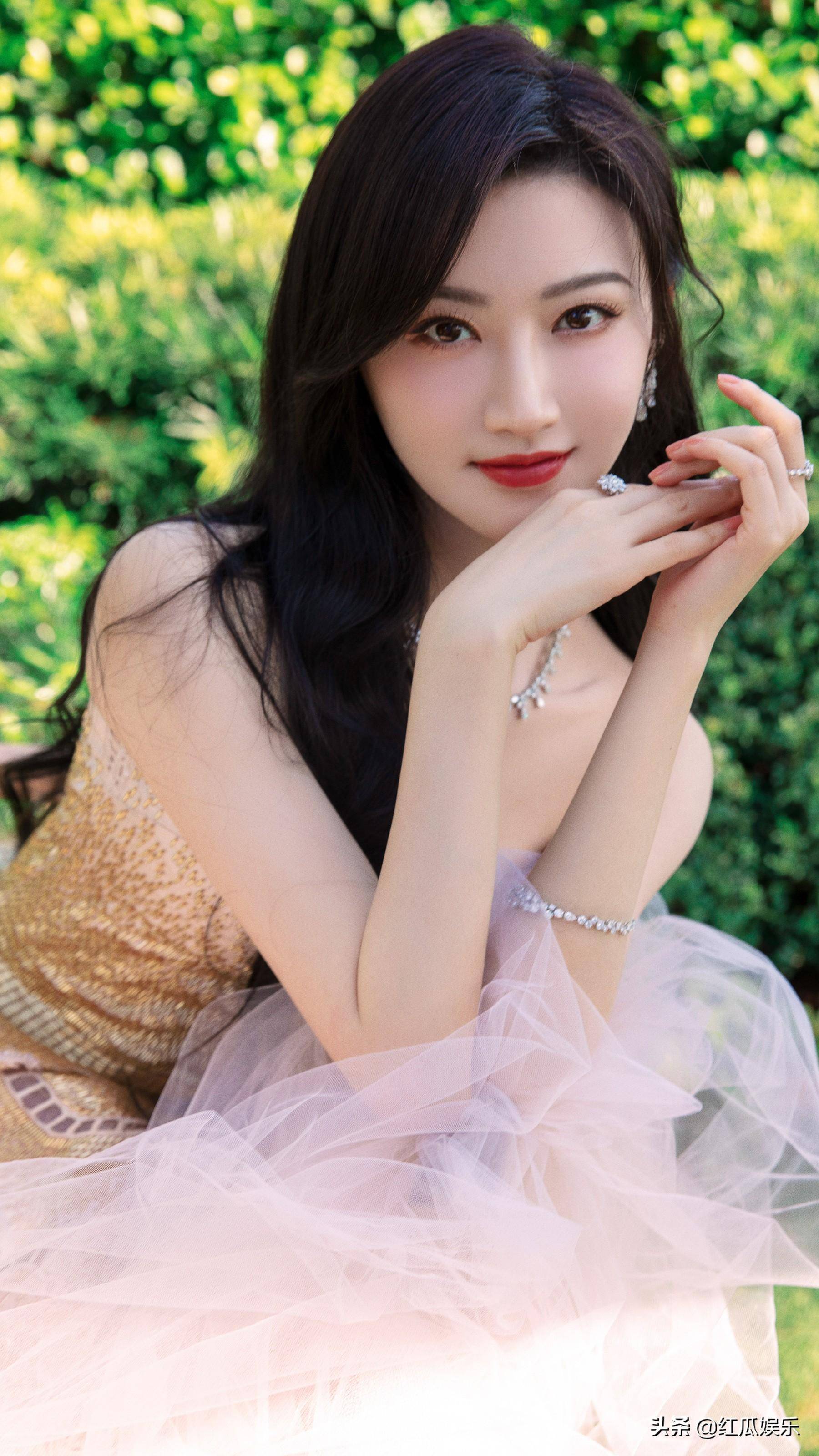 甜美与洒脱碰撞,薄纱长裙的景甜充满春天气息_时尚_内心_写真