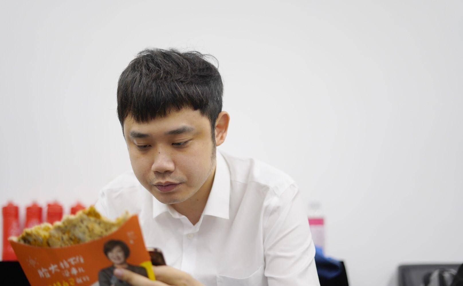 即使当初降级也从未想过离开,这也是ag老板菲菲非常喜欢梦泪的原因,没