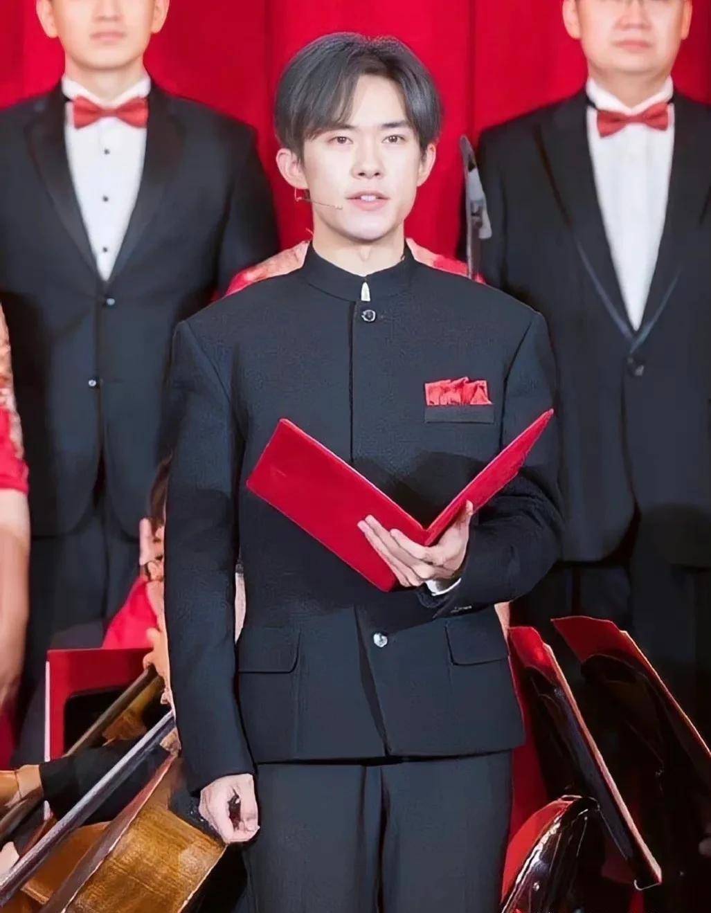 男明星"中山装"大赏:成毅王一博又正又帅,朱一龙让人移不开眼