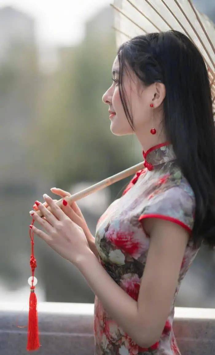 旗袍穿着很漂亮的女人图片