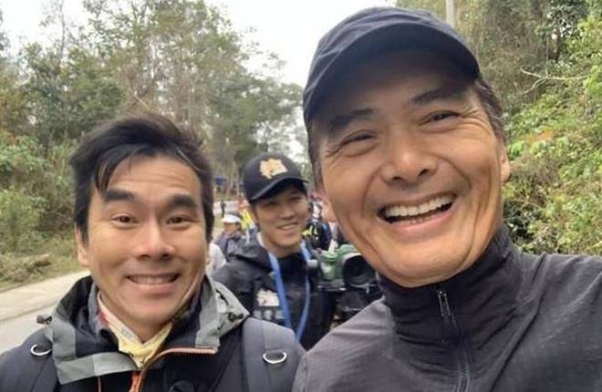 67岁周润发现身拍杂志,染黑头发状态年轻,身材健硕像个小伙子_网友