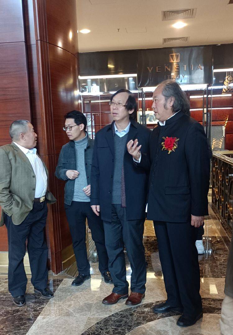 盛大鸣老师与贵宾中国书画报社社长陆洪明教授畅谈艺术理念.