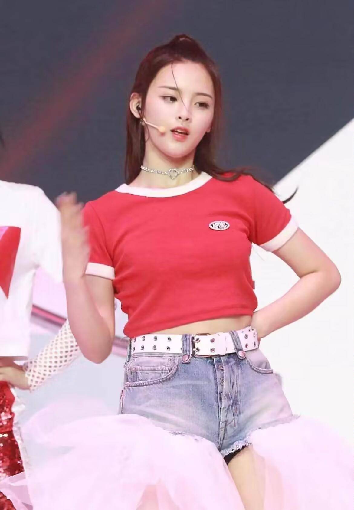 杨超越心真大,舞台图不p就放出来,身材和想象中差距太大