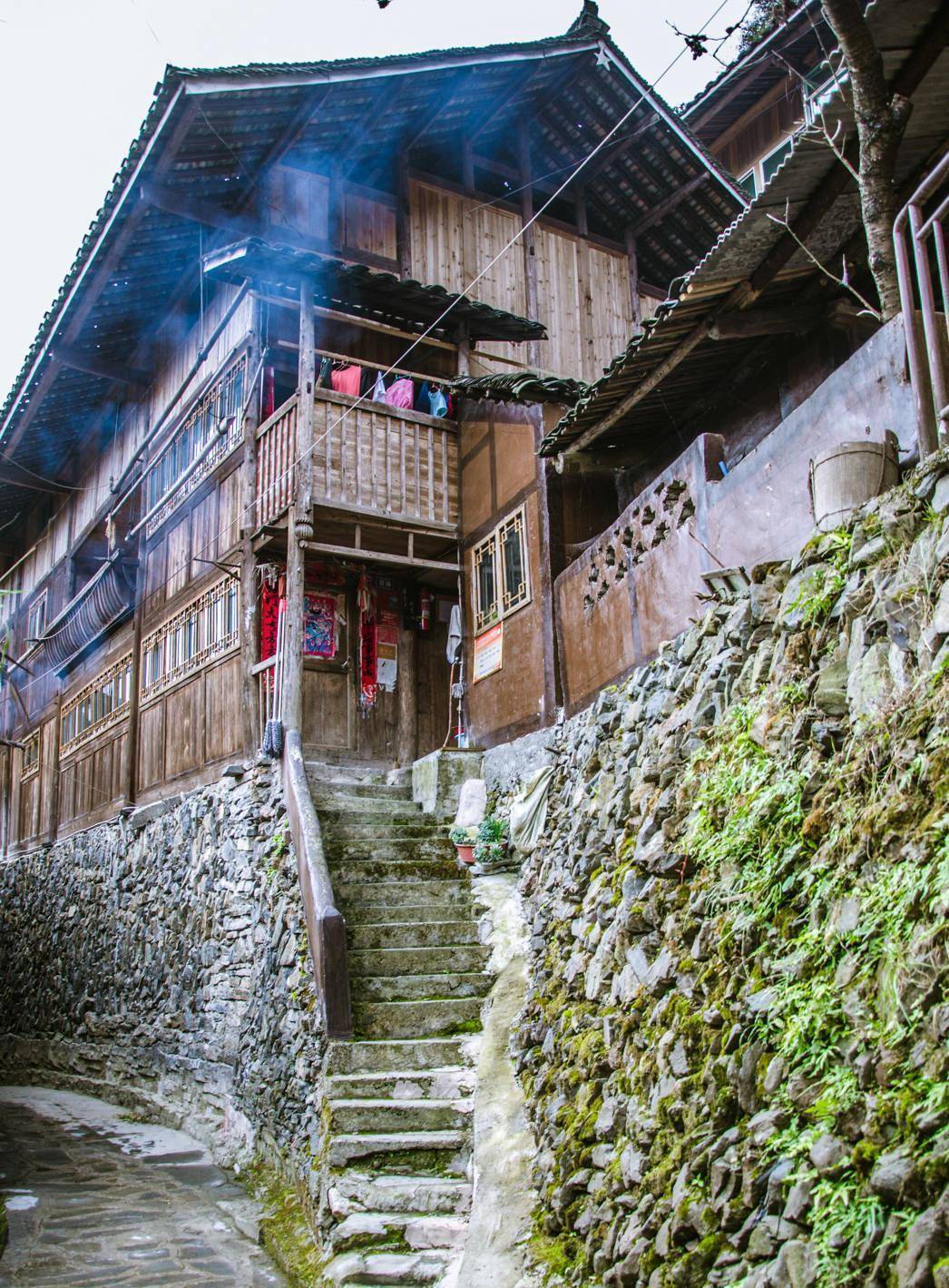 朗德苗寨,贵州黔东南最原生态的苗族村寨,进寨需过"12道关卡"