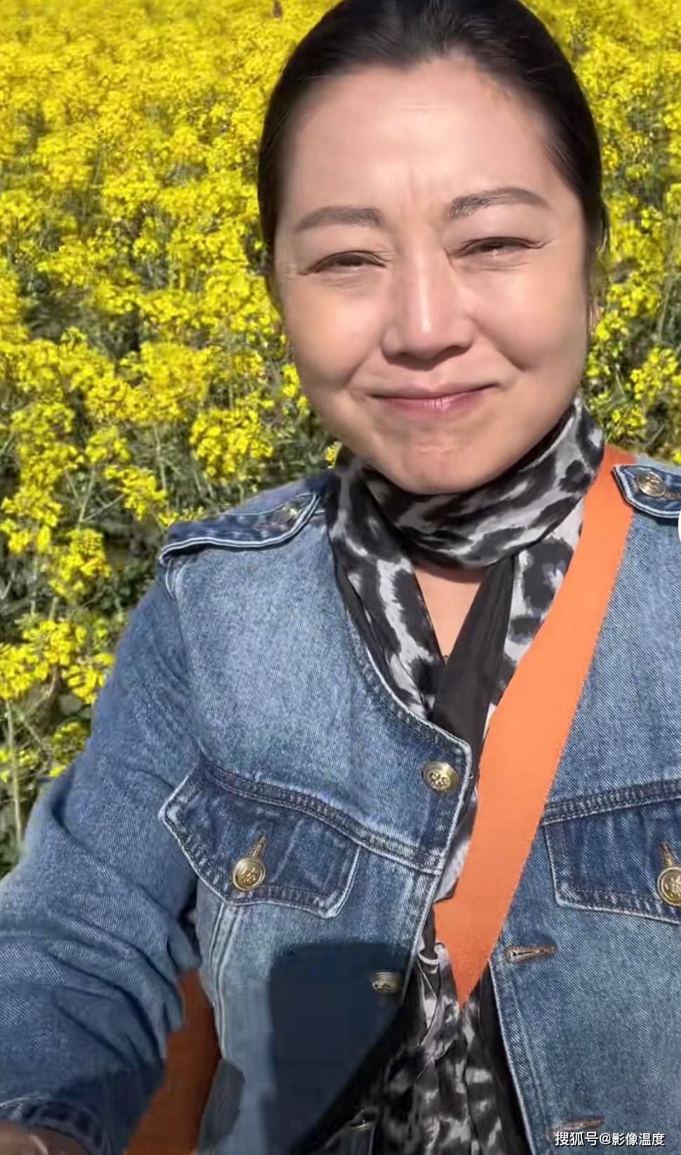 52岁演员王茜华近况曝光:素颜与父母疯狂游玩,此前曾深夜发吓人悲情