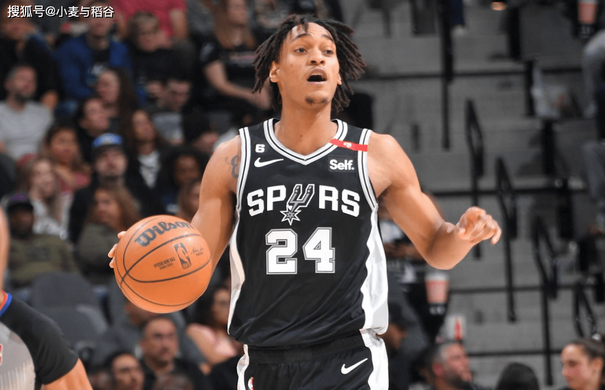 本场比赛中,马刺的先发后场大将德文-瓦塞尔(devin vassell)的表现