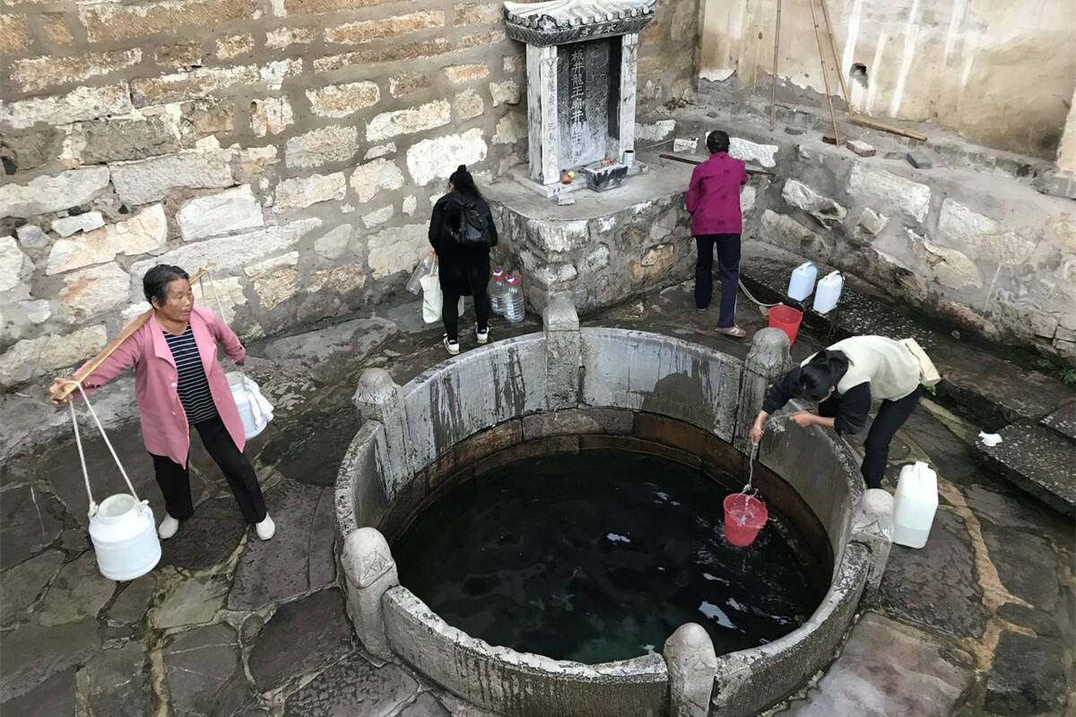 汲水引龙就是每到二月二,百姓会将提前准备好的硬币丢入水桶中,然后挑