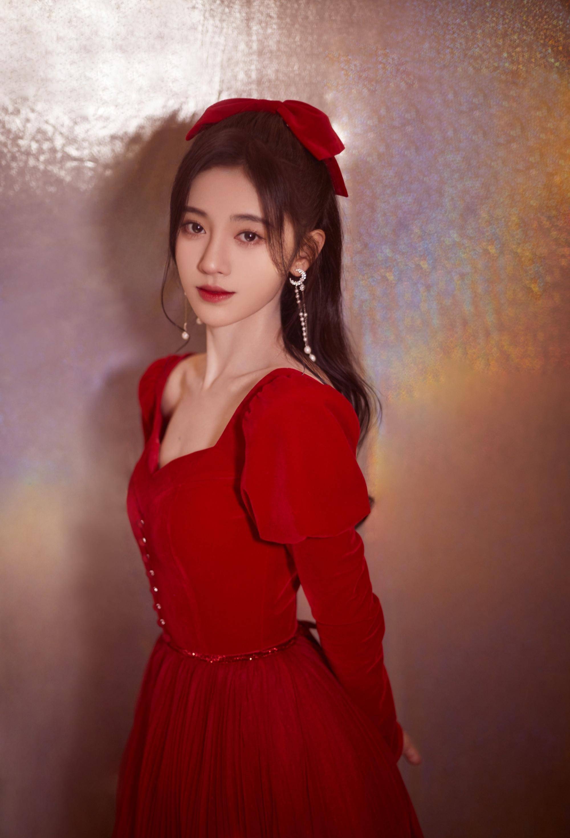 鞠婧祎还是这样美,奶奶衫白围脖搭配黑长直发型,甜美优雅好迷人_黑色