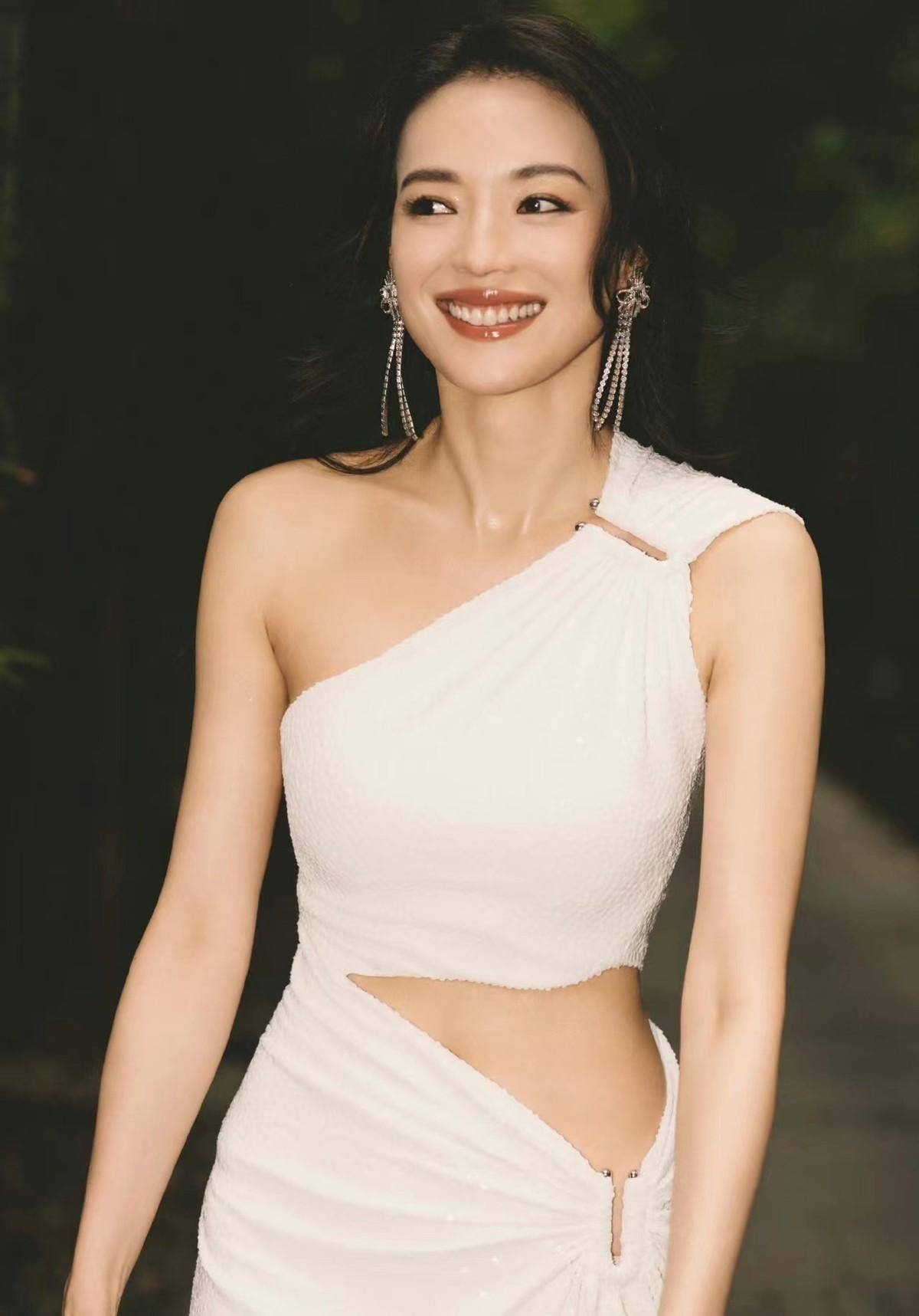 舒淇久违亮相真惊艳!穿白裙涂红唇在三亚美翻了,今日造型好封神