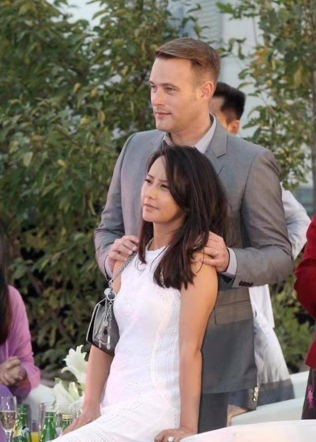 马雅舒夫妇罕同框,穿白裙肤色暴露黝黑肤色,与外国丈夫对比鲜明_白色