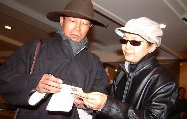 瘫痪儿子15岁离世,娶3婚影后今62岁和继子相处_孙海英_生活_孩子