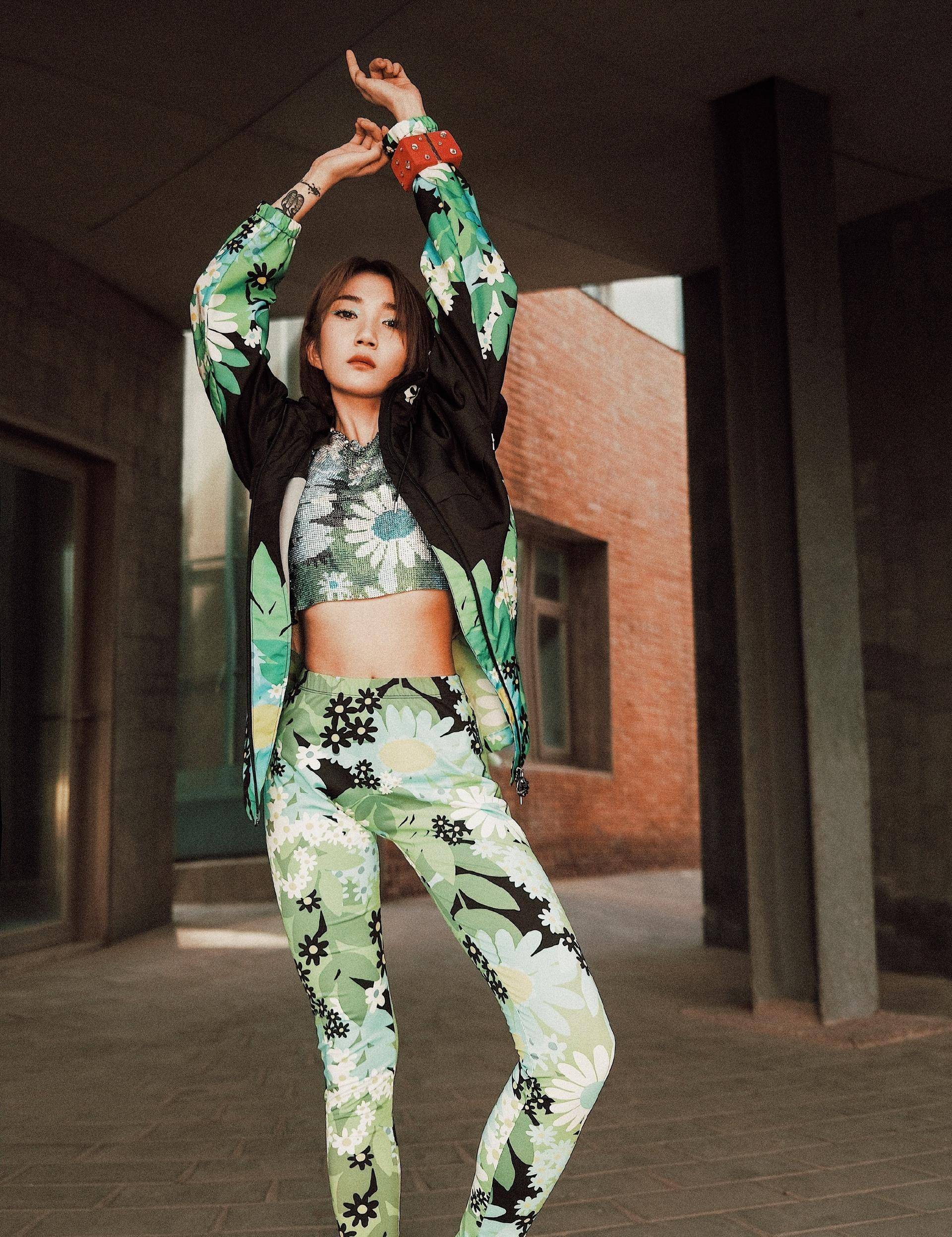 最美rapper乃万霸气单飞,私服穿搭个性十足,辣妹身材超吸睛