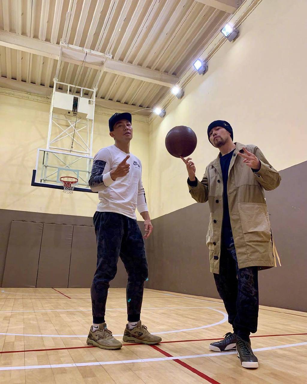 周杰伦余文乐互晒糗照!