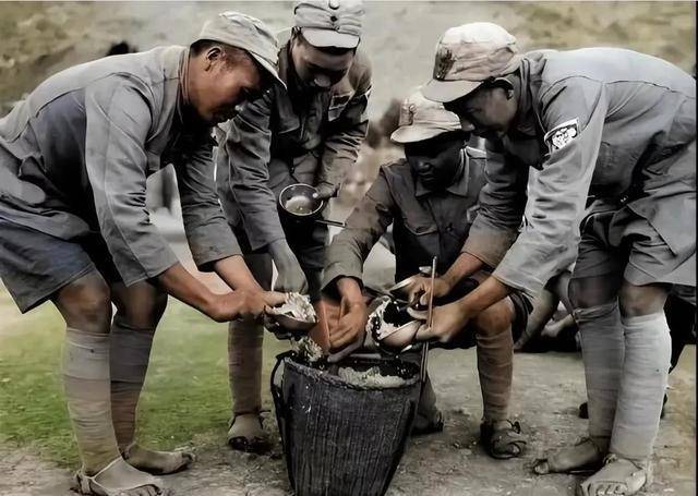 这是1940年,几名战士正在吃饭的画面,照片中的他们打着绑腿,穿着草鞋
