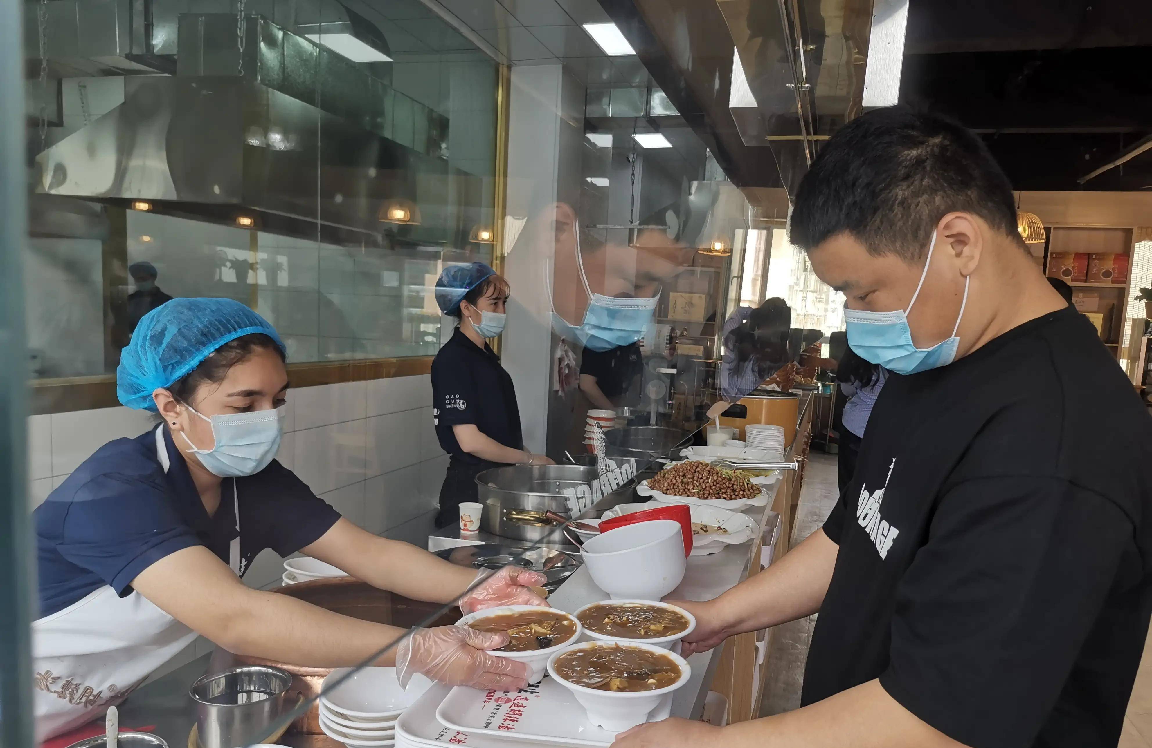 夹起一条蓬松酥软的油馍头……在高群生逍遥胡辣汤店里,食客门大快