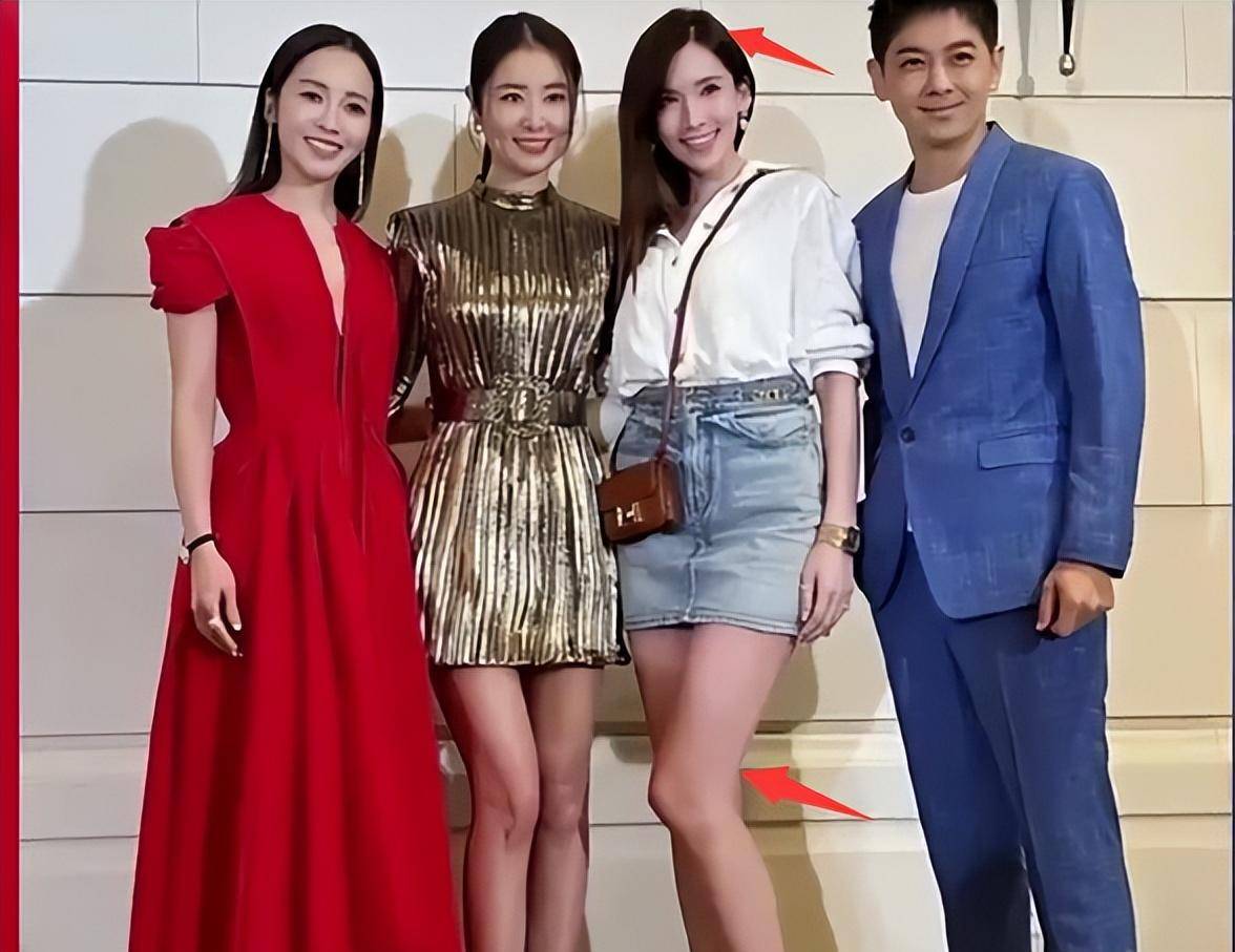 身高优势显示出来,可是陈若仪弯腿尽量迎合林心如的身高,这就是她的