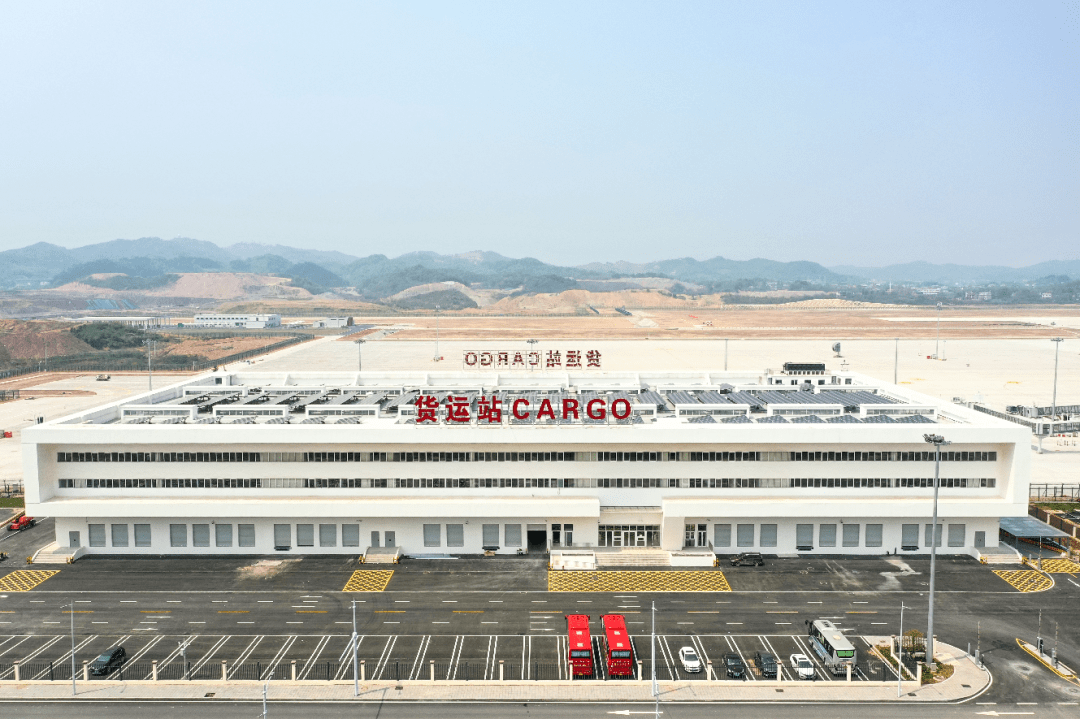 花湖机场顺丰国际货站正式启用,首批货物顺利出口_鄂州_天河_口岸