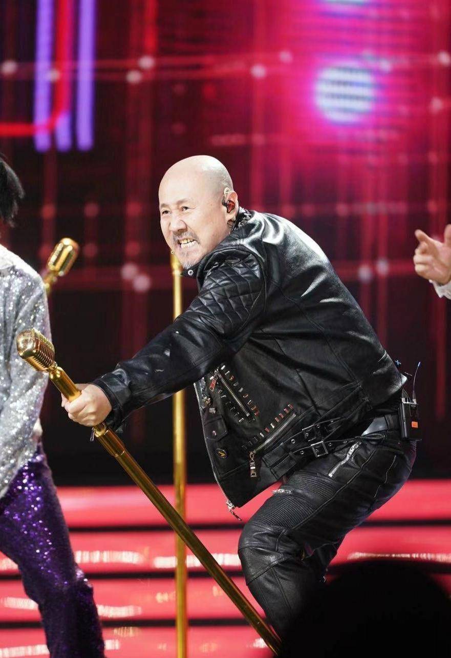 腾格尔唱得像猫叫,穿军装戴猫耳卖萌,担心节后不安全?_歌曲_喵喵_网友