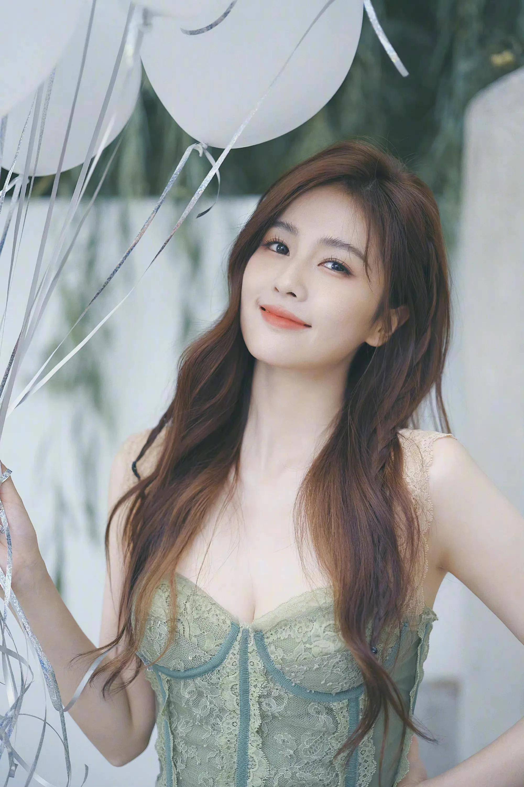 白鹿身材真的太棒了!一身抹胸公主裙将身材完美展现,太心动了_皮肤_的