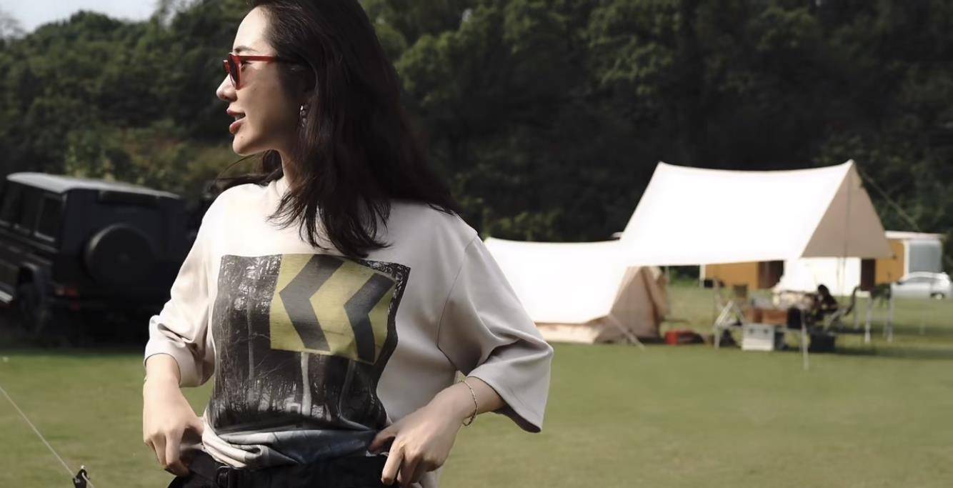 董花花带女儿体验农场生活,半跪陪女儿赏花 画面温馨_蒋凡_丈夫_孩子