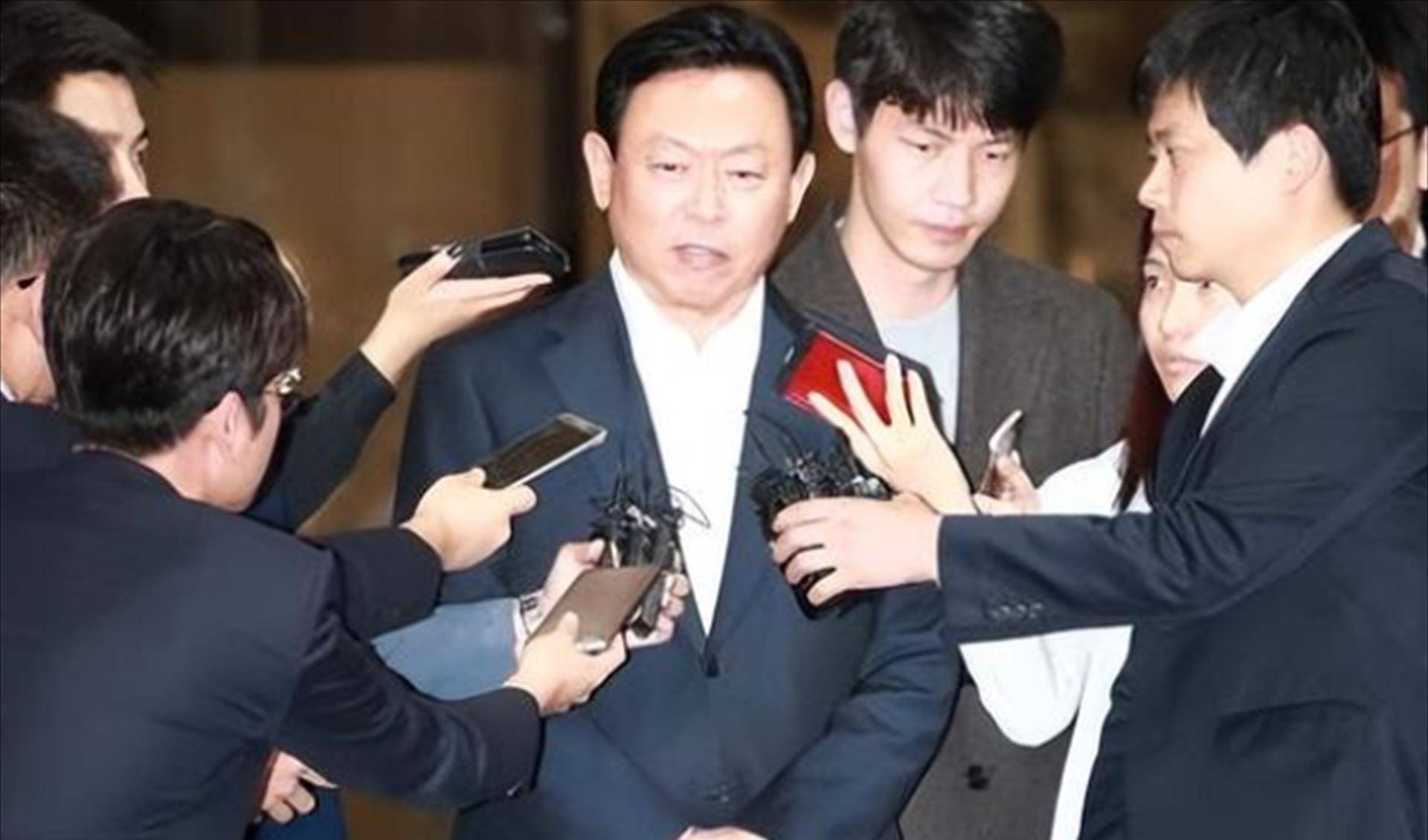 辛东彬在小儿子辛东彬继任乐天集团新任会长后,辛格浩公开表示:"这