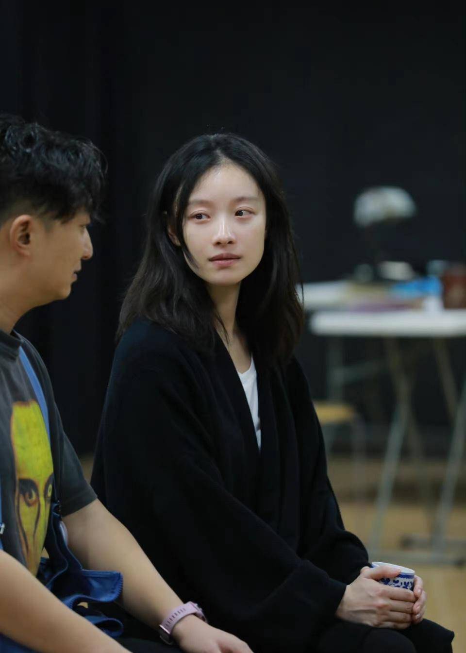 倪妮《幺幺洞捌》幕后排练,穿黑色西装配打底裤,酷飒干练又温婉_时尚