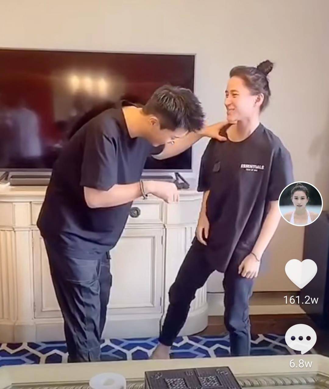 何超莲探班窦骁二人站在角落里咬耳朵男方分享趣事逗笑小女友