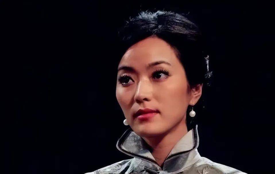 邵兵老婆很少露面,穿旗袍演戏,气质好,没有网红脸,五官很精致_黑色