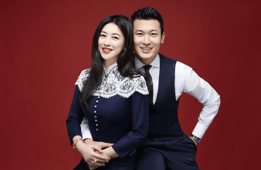 朱珠庆祝2周年结婚纪念日,首晒结婚证件照,带女儿重回婚礼场地_朱朱