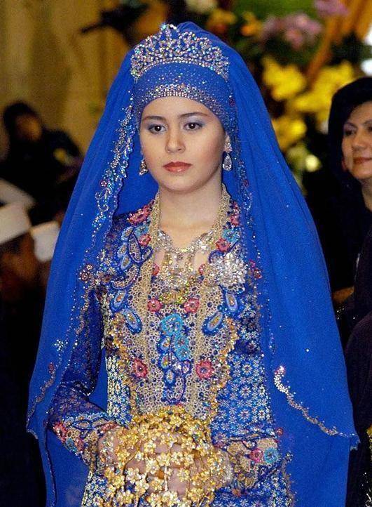 文莱王妃被独宠18年,发福变胖,大婚戴22个金镯和顶级绿翡翠项链_萨拉