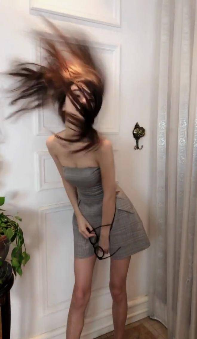 美女穿上短裙,弯腰的那一刻,知性女神也能释放性感一面