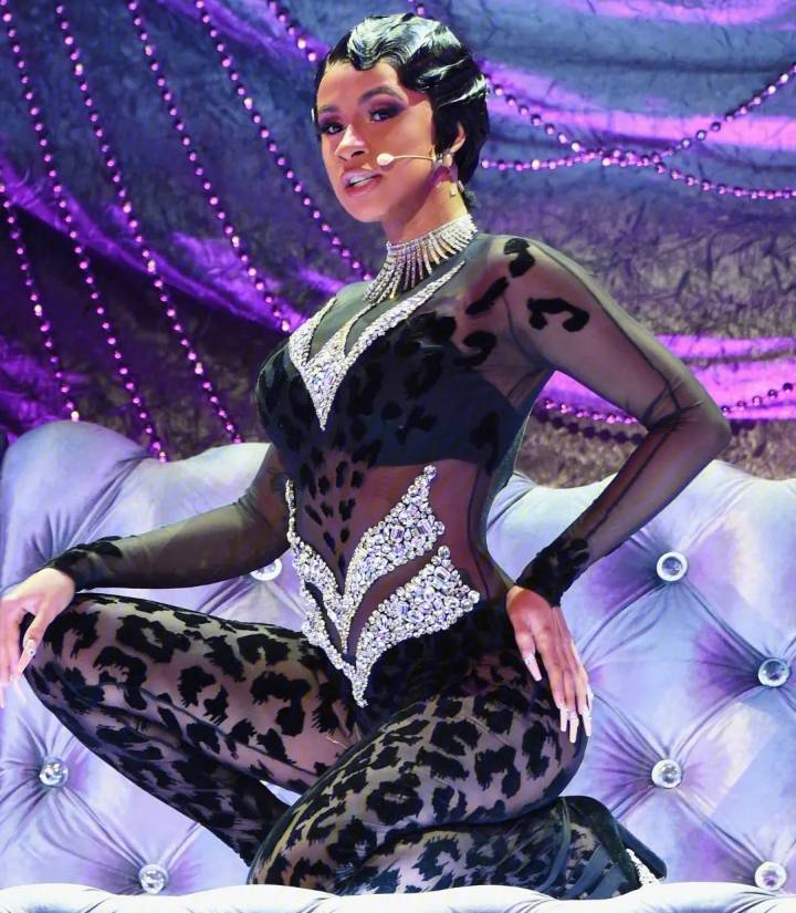 欧美巨星卡姐cardib,一个一言不合就在节目上扔高跟鞋的彪悍女人_因为