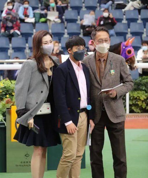 李嘉欣带儿子看赛马,12岁许建彤打扮时尚,走路气场足_许晋亨_刘銮雄