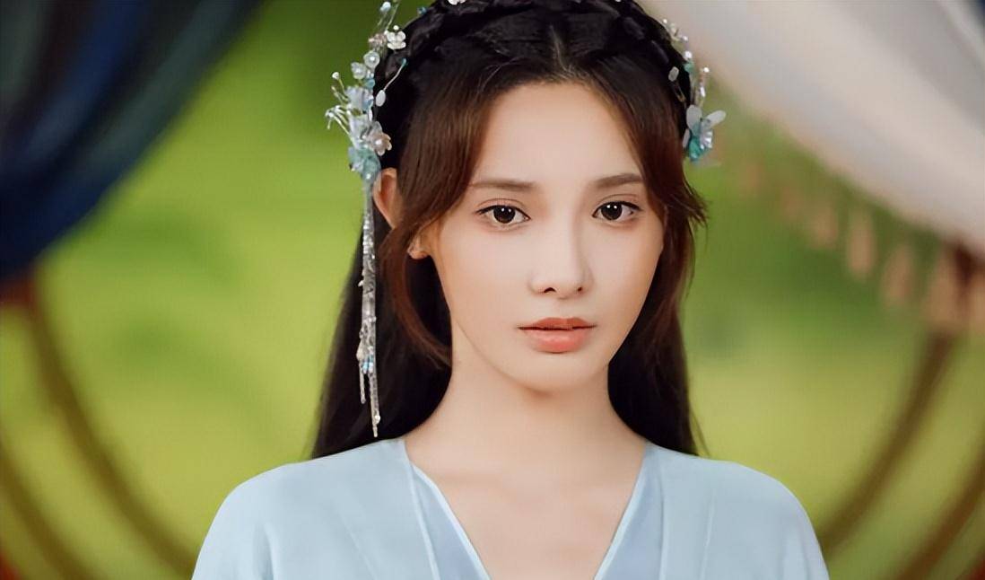 彭小苒搭档丁禹兮主演的《春闺梦里人》倒是势头不俗,上线直接冲到全