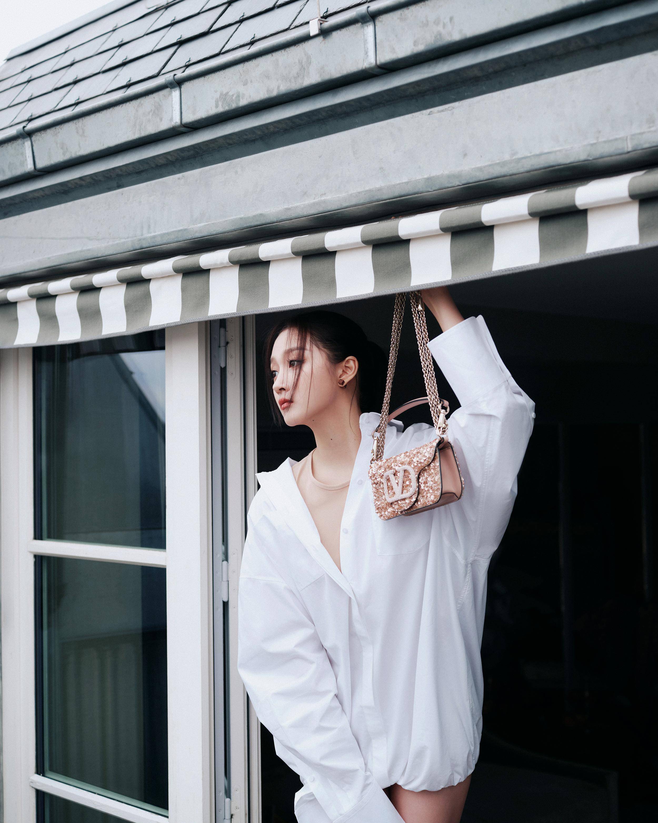 关晓彤巴黎时装周白衬衫造型,美腿实力抢镜!