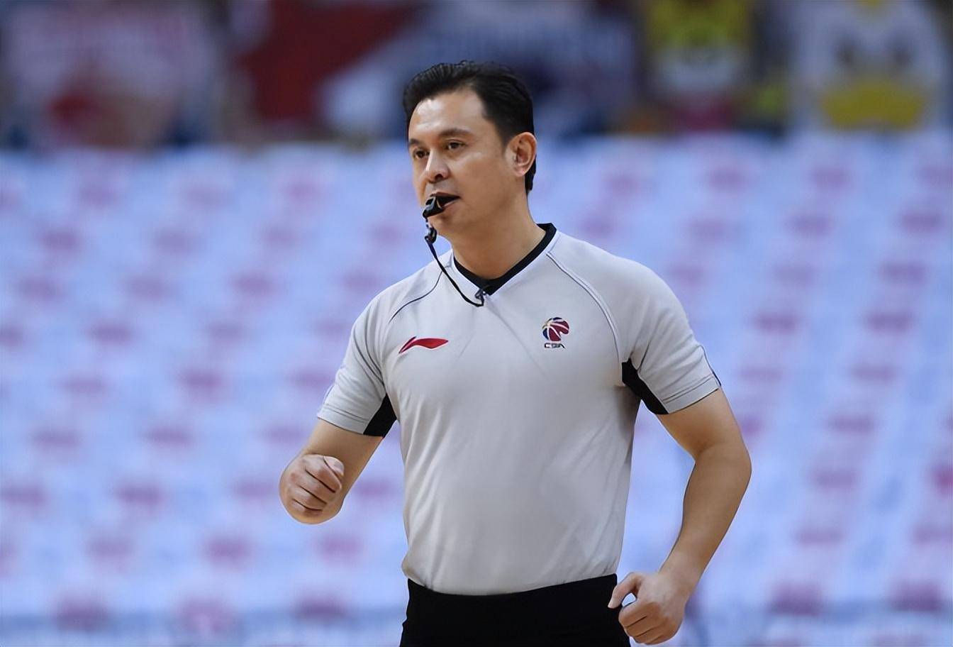 这场比赛的主裁是名哨段铸,他是国际裁判,曾在里约奥运会参加执法,在