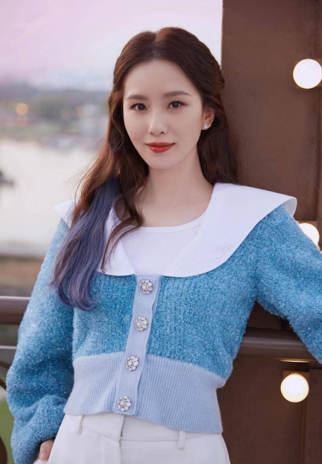 刘诗诗的长相甜美甜美,既彰显了他的实力,又体现了俏皮小仙女,偶像剧