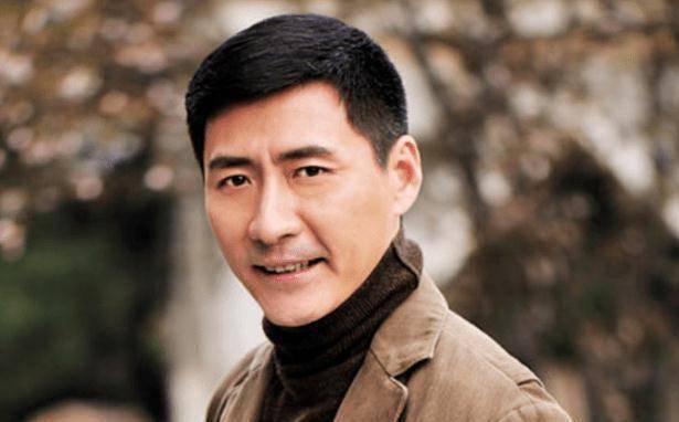 李元芳扮演者张子健晒出与恩师的合照,才51岁就已经白了双鬓_角色