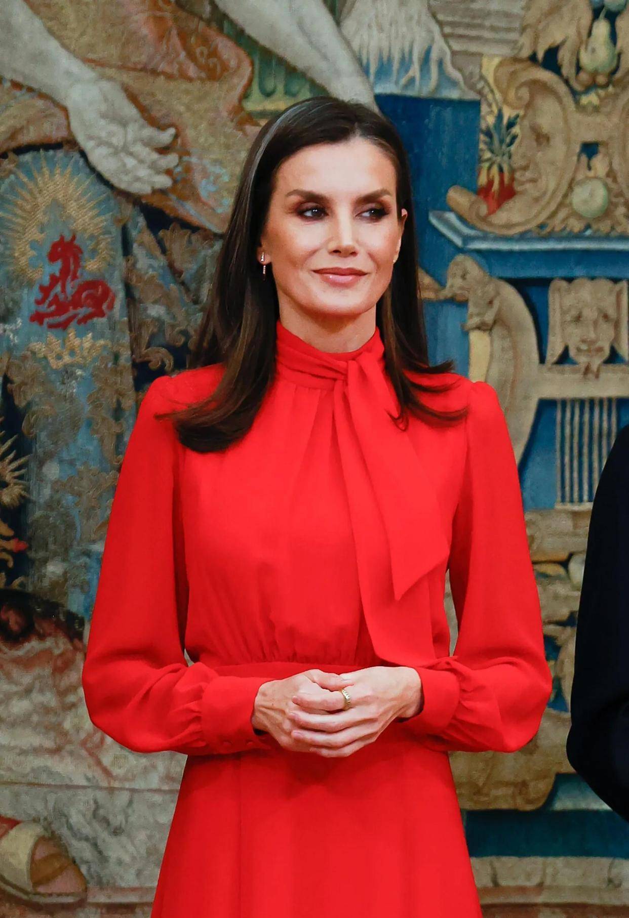 西班牙王后穿红裙现身,衣品依旧好,岁月催人老,白头发多了好多_活动