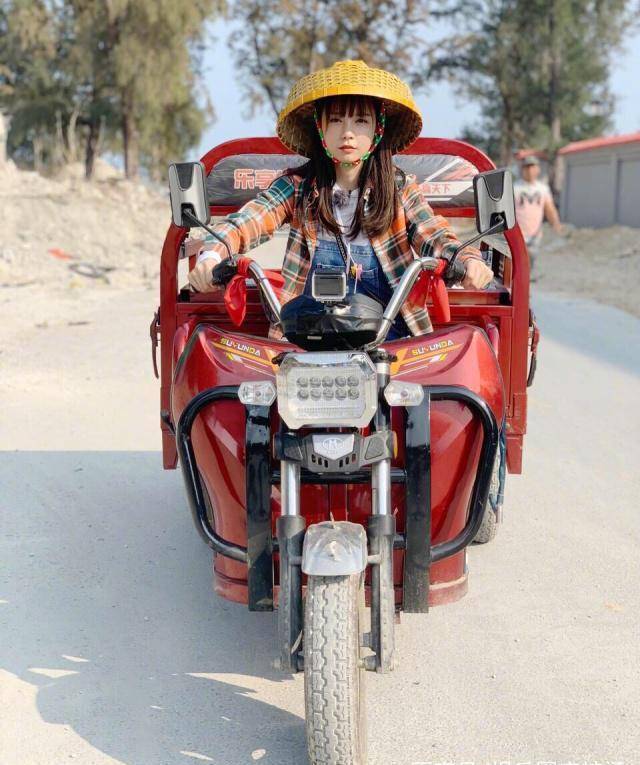 沈梦辰变"村花"肤白貌美,开三轮车上路,与男友杜海涛好事将近_婚礼