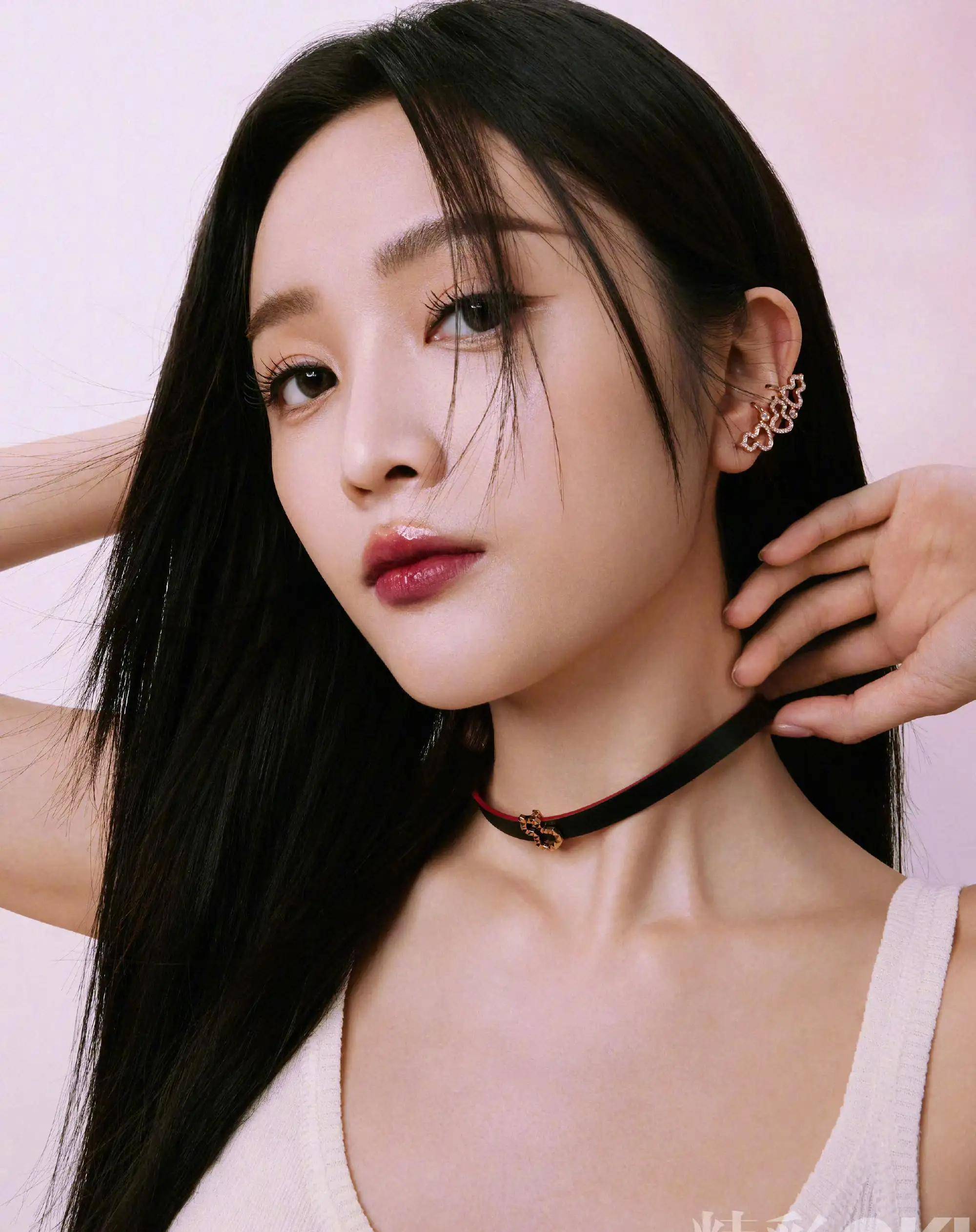 吴宣仪梦境之外封面大片 穿深v吊带大玩下衣失踪 美艳性感 妩媚撩人