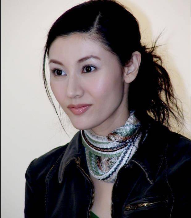 李嘉欣和徐绮雯曾经是好朋友,而当时绮雯的男朋友就是现在李嘉欣的