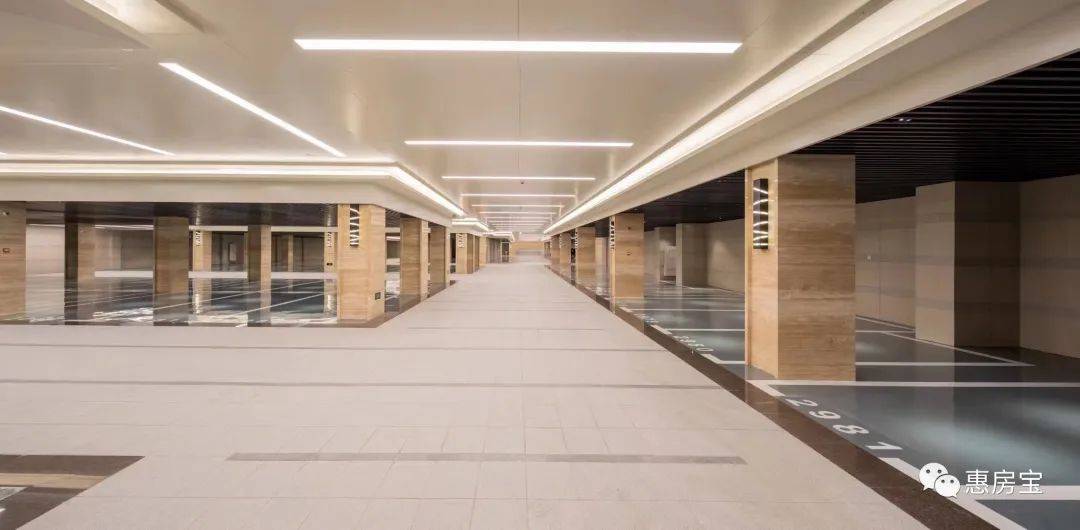 作品遍布上海各个区,从长宁的西郊·紫薇花园,到普陀的宝华城市之星