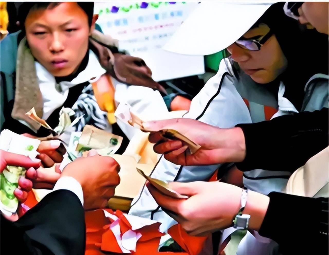 汶川地震中,那个捐款185元的残疾小乞丐龚忠诚,后来怎么样了?